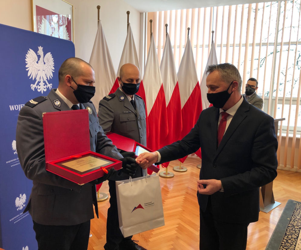 Bohaterowie docenieni. Wojewoda nagrodził dwóch świętokrzyskich policjantów
