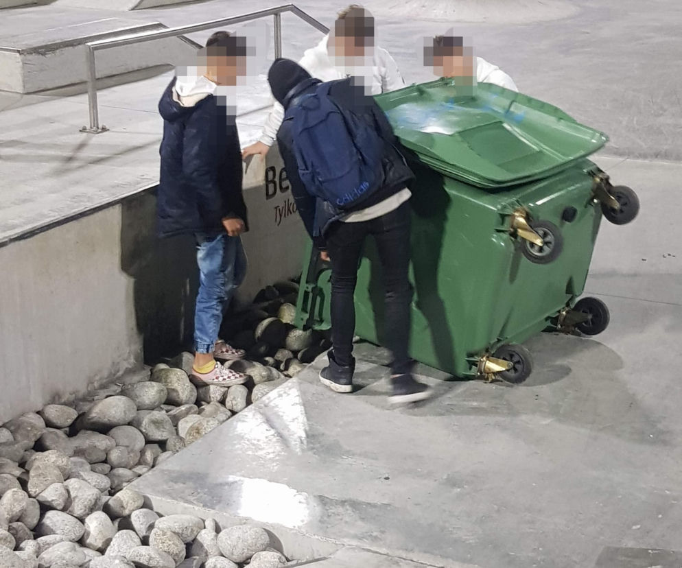 Zabawa na skateparku w Bełchatowie! Zamiast rolek... kontener na śmieci!