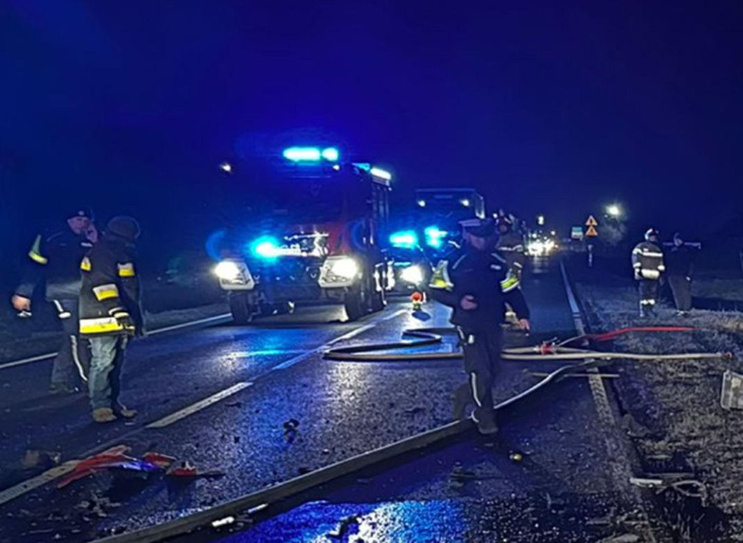  Śmiertelny wypadek pod Opocznem na drodze krajowej nr 12! Kierowca osobówki zginął w zderzeniu z ciężarówką [ZDJĘCIA]