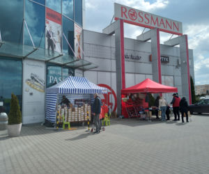 Zamość: Handel przed galerią Revia Park. Sprzedawcy przenieśli się przed galerię