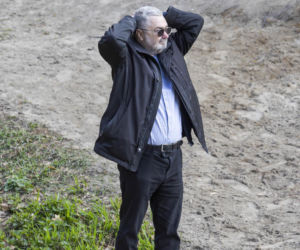 Karol Karski w lesie