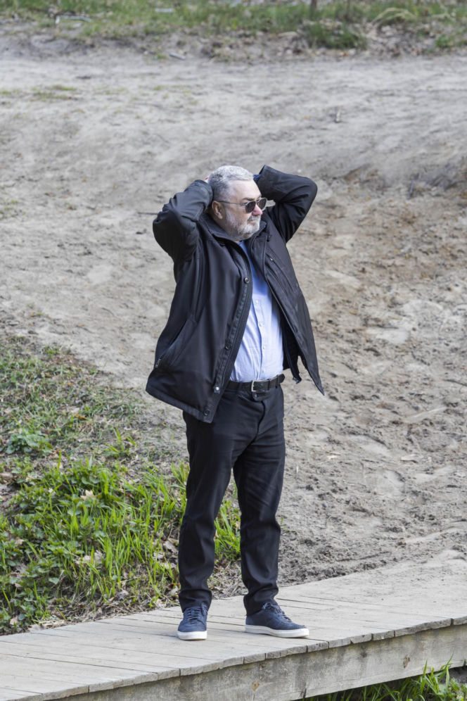 Karol Karski w lesie