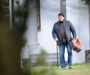 Szok! Komorowski chodzi o lasce