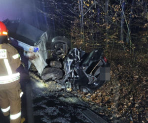 Urwała mu się naczepa i zmiażdżyła osobówkę. Kierowca powędruje do więzienia