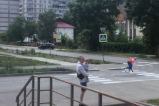 Emerytka nie mogła doczekać się robotników malujących pasy i... namalowała je sama [VIDEO]