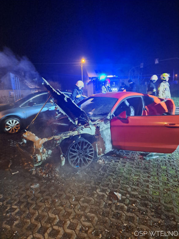 Luksusowy samochód stanął w płomieniach! Nocna akcja strażaków pod Bydgoszczą [ZDJĘCIA]