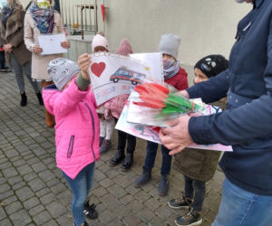 Rysunki z dedykacją dla medyków. Przedszkolaki dziękują im za pracę