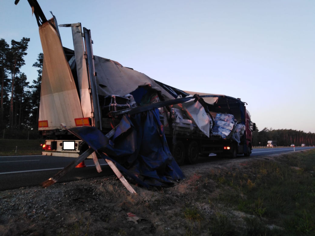 ZASNĄŁ za kierowcą i wjechał w barierki! GROŹNY wypadek na S8! [ZDJĘCIA] 