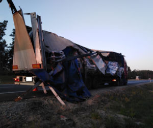 ZASNĄŁ za kierowcą i wjechał w barierki! GROŹNY wypadek na S8! [ZDJĘCIA] 