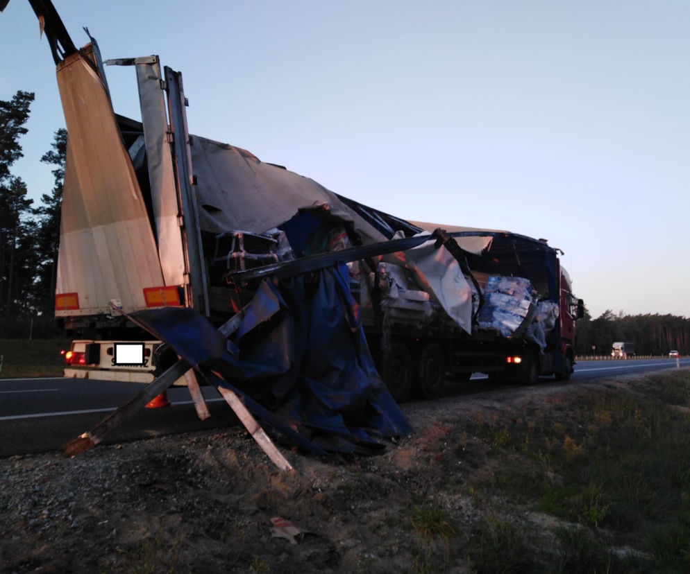 ZASNĄŁ za kierowcą i wjechał w barierki! GROŹNY wypadek na S8! [ZDJĘCIA] 