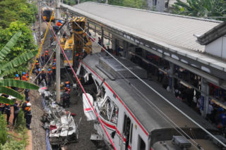 Tragiczne zderzenie na stacji. Pociąg wjechał w stojący wagon, 14 kobiet nie żyje!