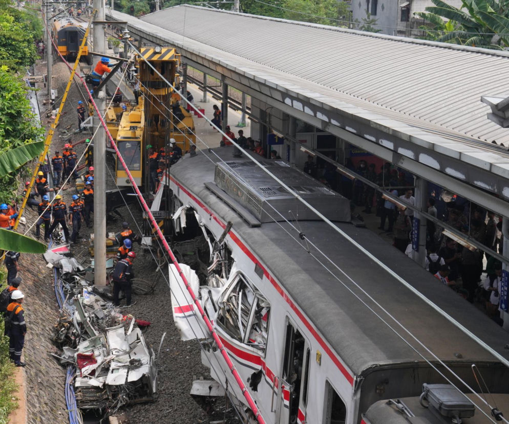 Indonezja/ Do 14 wzrosła liczba ofiar śmiertelnych kolizji pociągów, 84 osoby ranne