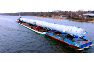 Olbrzymia kolumna zmierza do zakładu w Płocku. Konstrukcja waży ponad pół tysiąca ton