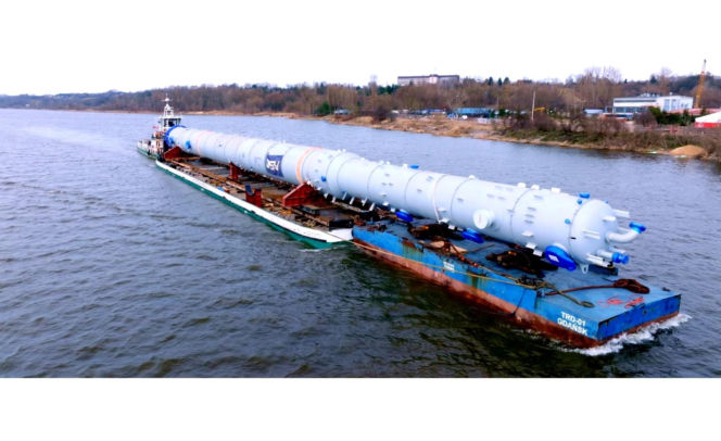 Olbrzymia kolumna zmierza do zakładu w Płocku. Konstrukcja waży ponad pół tysiąca ton