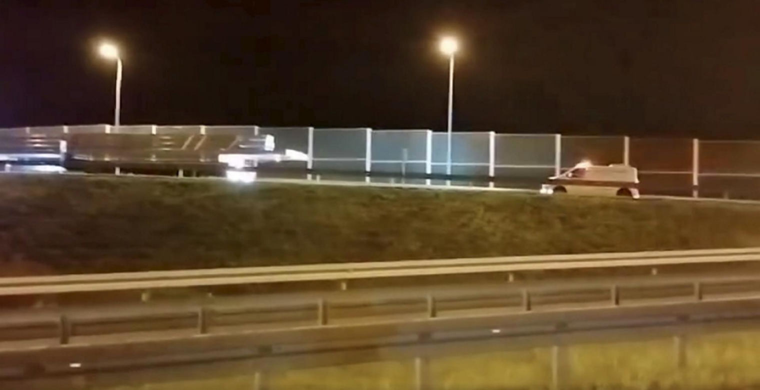 Ogromny tir na A4! Ważył 52 tony i miał ponad 40 metrów, dlatego musiał jechać tyłem