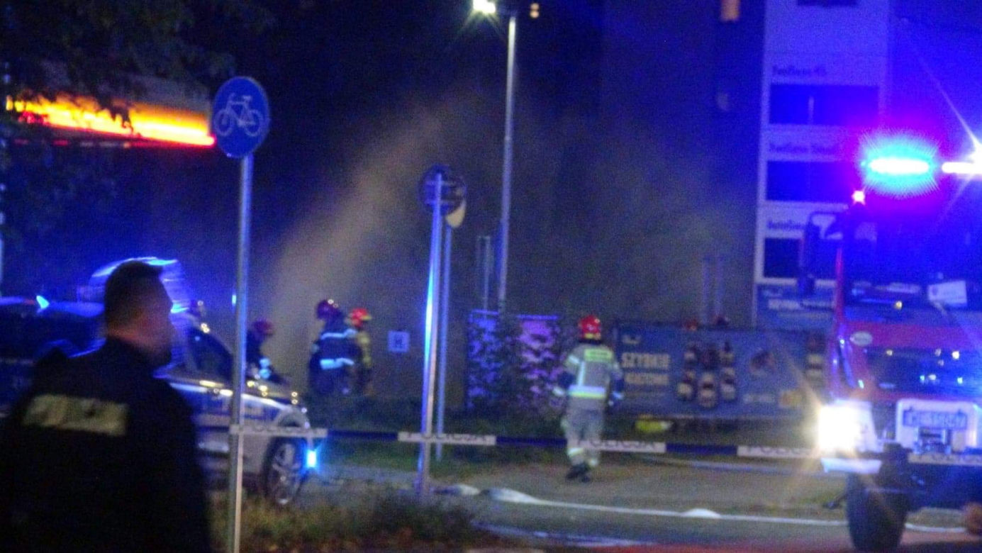Wielka akcja strażaków na Bielanach. Na stacji ulatniał się gaz, pracownicy ewakuowani