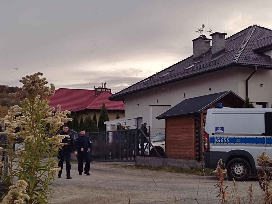 Cztery ciała w Tarnowie. Kobieta i dzieci zginęły od ciosów szlifierką kątową? [ZDJĘCIA]