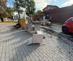 Pisk opon i huk. Citroen wjechał w ogródek restauracji. 40-latka była kompletnie pijana [ZDJĘCIA]
