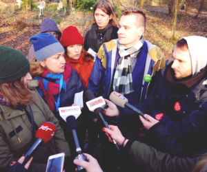Protestują przeciwko wycince drzew w parku Grabiszyńskim [ZDJĘCIA]