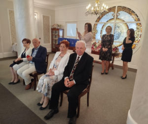 Pamiątkowe medale, legitymacje i kwiaty z okazji 50-lecia pożycia małżeńskiego odebrało w Siedlcach osiem par