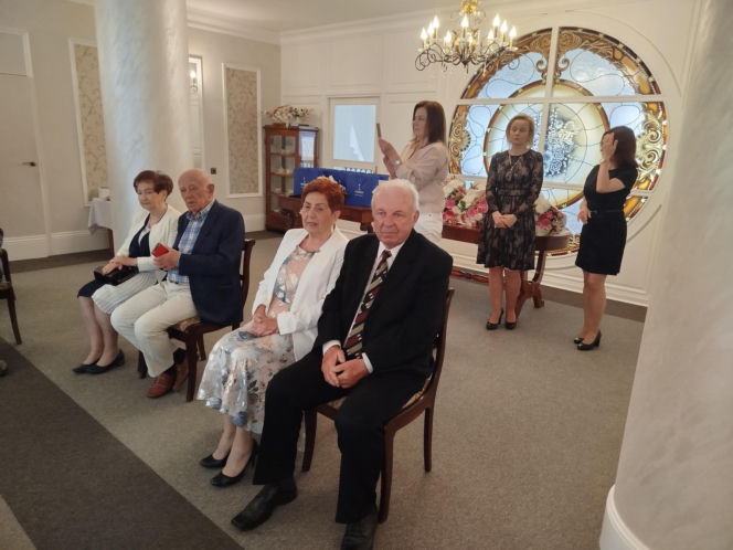 Pamiątkowe medale, legitymacje i kwiaty z okazji 50-lecia pożycia małżeńskiego odebrało w Siedlcach osiem par