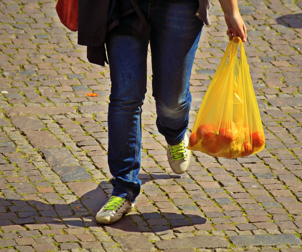 Gigantyczne kolejki do sklepów przed świętami. Wyrzucamy do kosza nawet 3 tys. zł rocznie! 