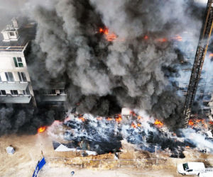 Duży pożar na Białołęce, gęsty dym nad Warszawą. Trwa akcja strażaków! Jedna osoba utknęła w dźwigu