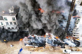 Duży pożar na Białołęce, gęsty dym nad Warszawą. Trwa akcja strażaków! Jedna osoba utknęła w dźwigu