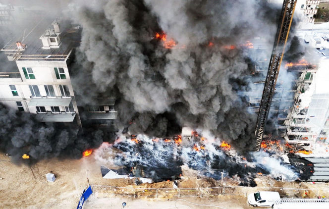 Duży pożar na Białołęce, gęsty dym nad Warszawą. Trwa akcja strażaków! Jedna osoba utknęła w dźwigu