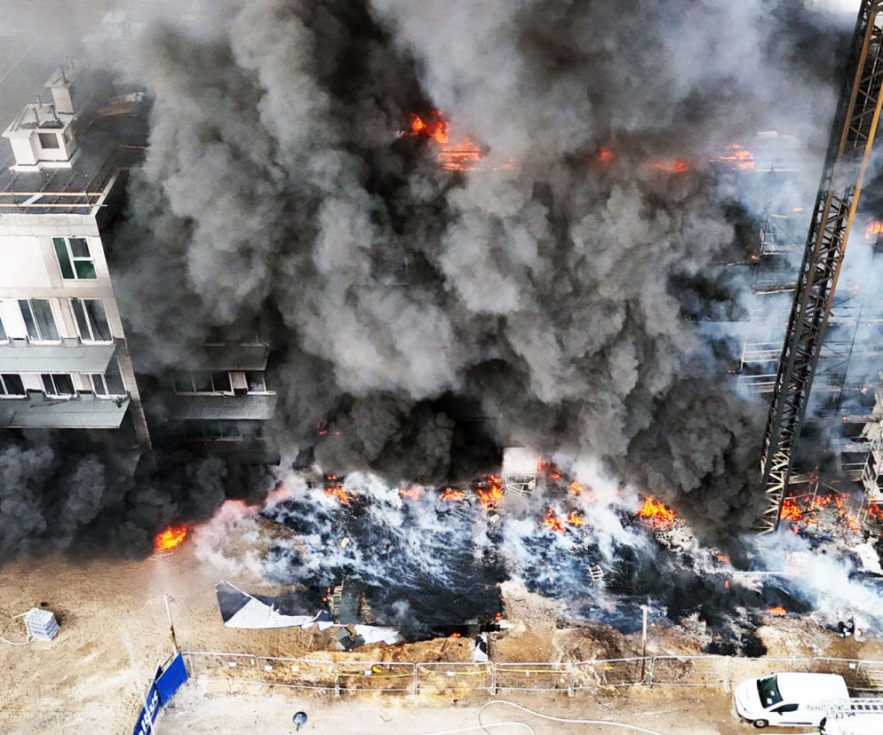 Czarny dym spowił Warszawę, pracownik uwięziony w dźwigu. Potężny pożar na Białołęce. 