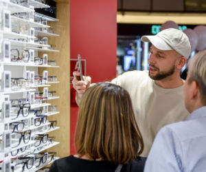 Od męża aktorki do influencera? Maciej Pela robi furorę na imprezie w centrum Warszawy