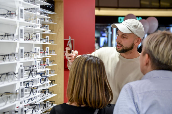 Od męża aktorki do influencera? Maciej Pela robi furorę na imprezie w centrum Warszawy