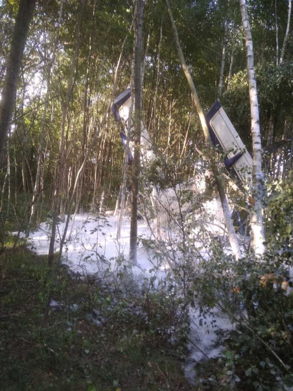 Wypadek awionetki pod Płońskiem! Maszyna runęła prosto na drzewa!