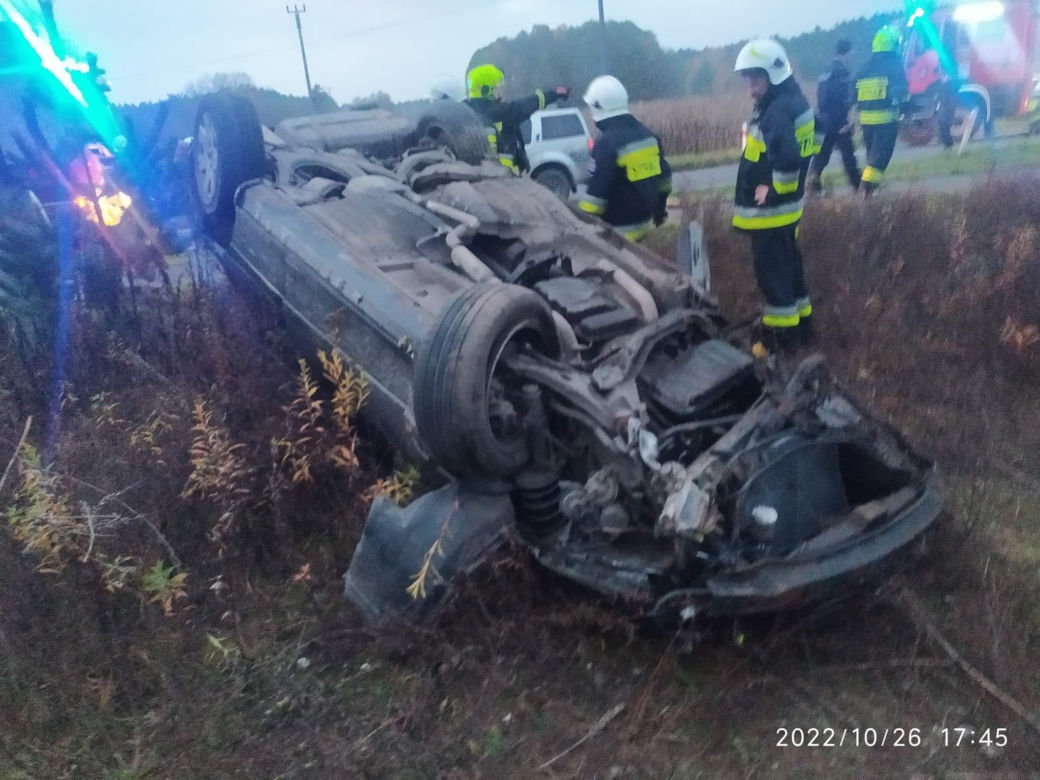 Poważny wypadek w Obrowie. Dachował samochód osobowy. Dwie osoby w szpitalu