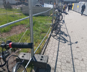 Przy dworcu w Rzeszowie brakuje stojaków na rowery. Nieoficjalnie: Miasto szuka rozwiązania