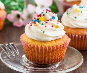 Krem i posypka to typowy sposób dekorowania cupcakes