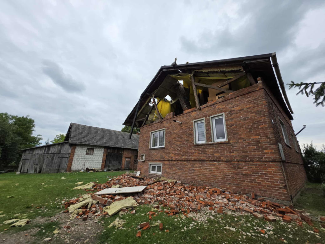 Został tylko gruz i dach w domu w ogrodzie. Wstrząsająca relacja z nawałnicy na Podkarpaciu
