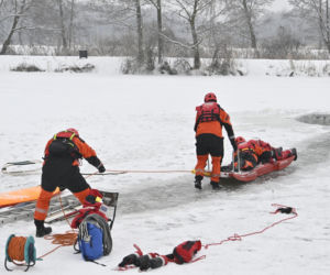 Gdy załamie się lód. Co robić, by uratować siebie lub kogoś, gdy wpadnie do wody?