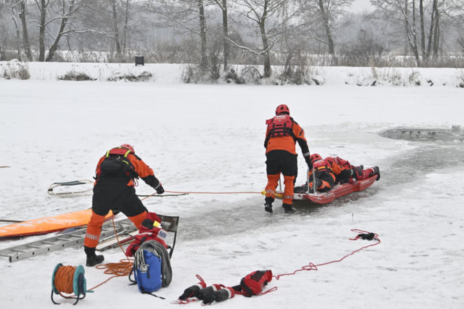 Gdy załamie się lód. Co robić, by uratować siebie lub kogoś, gdy wpadnie do wody?