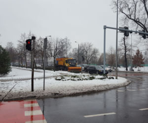 Posypał śnieg, posypały się kolizje w Lesznie 