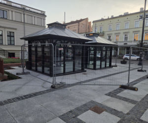 Plac Wolności w Bydgoszczy już bez pomnika, ale z nową rzeźbą. Sprawdzamy, kiedy koniec prac