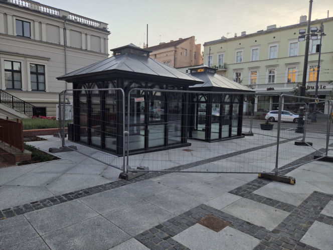 Plac Wolności w Bydgoszczy już bez pomnika, ale z nową rzeźbą. Sprawdzamy, kiedy koniec prac