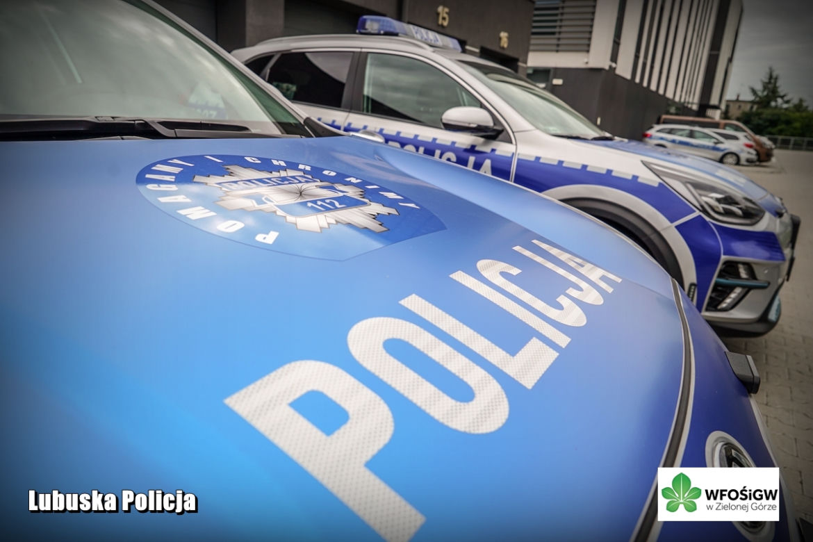 Nowe policyjne radiowozy z hasłem "Pomagamy i chronimy” na masce