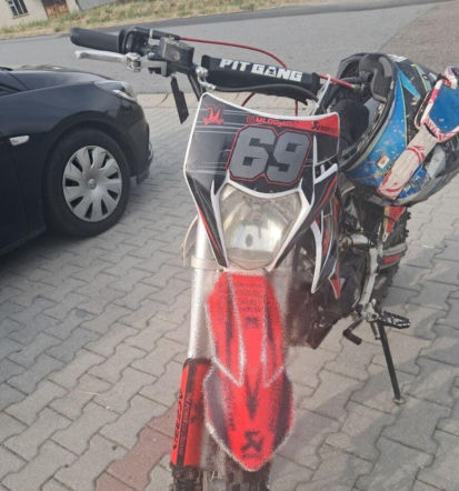 17-letni kierowca bez uprawnień uciekał przed policją na crossie