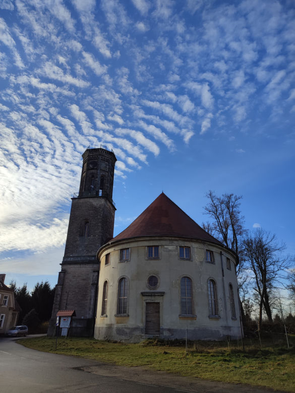 Perła Żeliszowa – szersze ujęcie z zewnątrz