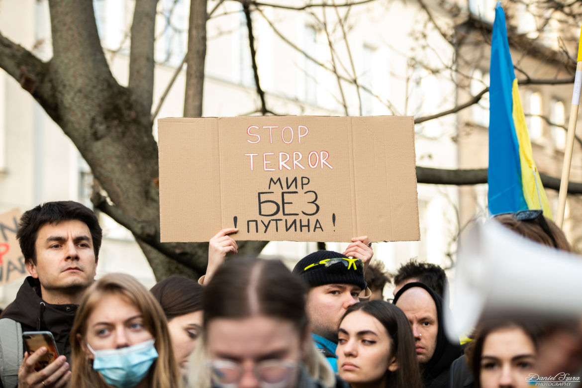  Kraków solidarny z Ukrainą. Setki osób przyszło na manifestację [ZDJĘCIA]