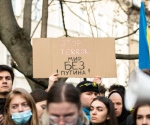  Kraków solidarny z Ukrainą. Setki osób przyszło na manifestację [ZDJĘCIA]
