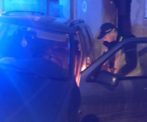 Pijany mężczyzna usiadł za kierownice kradzionego auta i staranował budynek