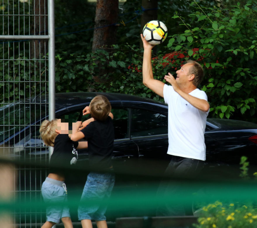 Donald Tusk. Z wnukiem harata w gałę.