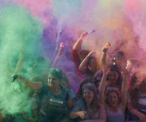 Lublin: Festiwal Kolorów 2018. Kolory Holi wystrzeliły w powietrze!